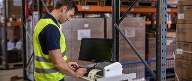 Lagerarbeit Steht ein Einem-Terminal und druckt ein Etikett AUS.