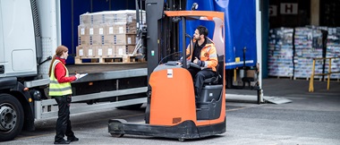 Gabelstapler belädt einen LKW mit einer Palette. 