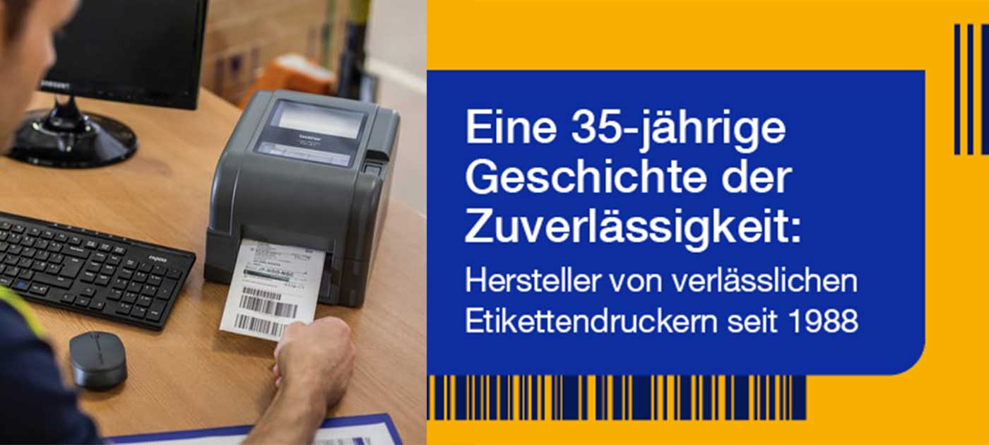 Ein Mann zieht ein Label aus dem Etikettendrucker. Daneben befindet sich eine Infotafel.