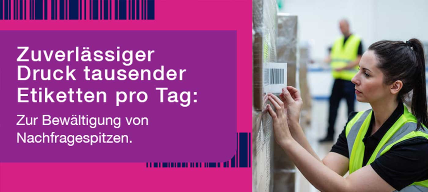 Eine Frau beklebt mit einem Label ein Paket. Links daneben befindet sich eine Infotafel.