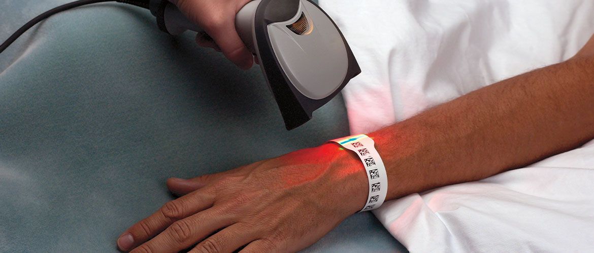 Scanner Scannt Barcode auf Patientennarmband