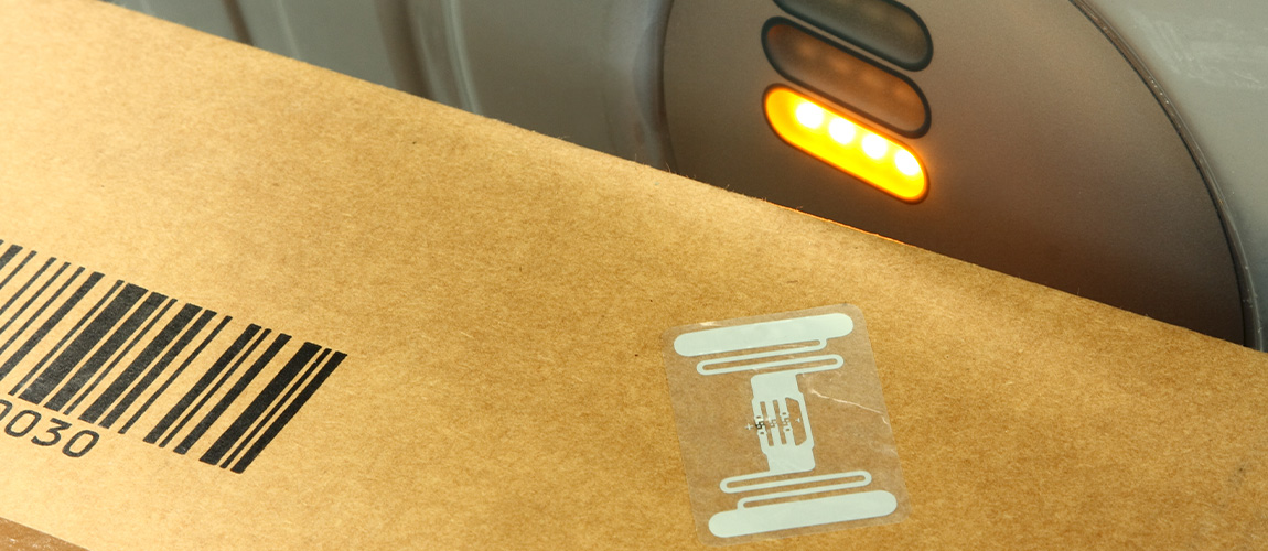 RFID-Etikett auf Paket wird GESCANNT.