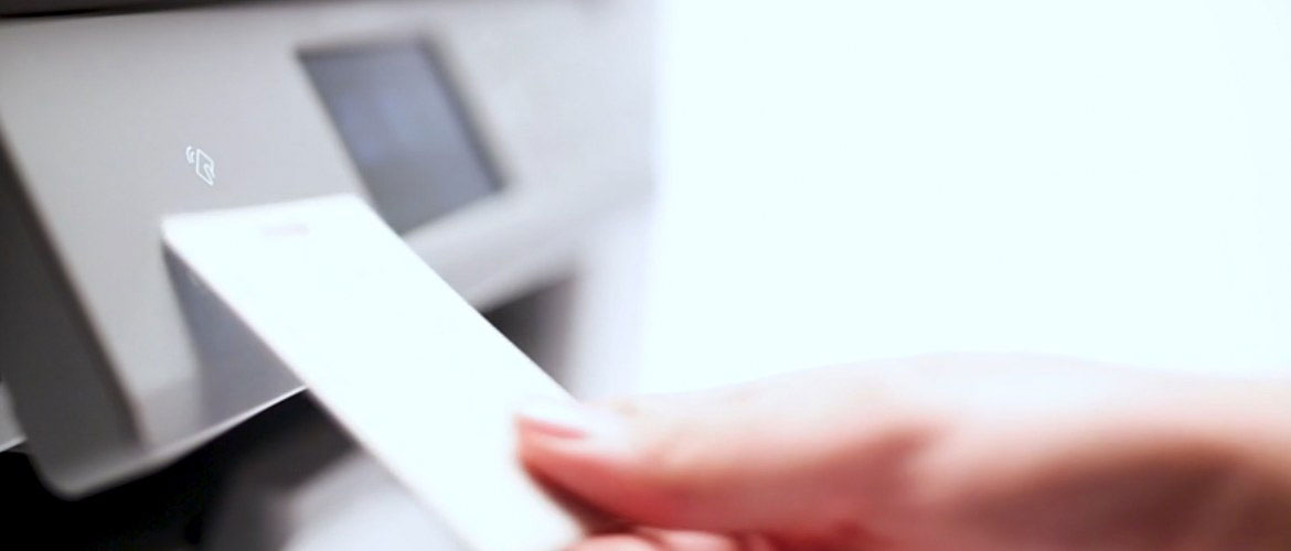 NFC-Karte wird ein Drucker Gehalten