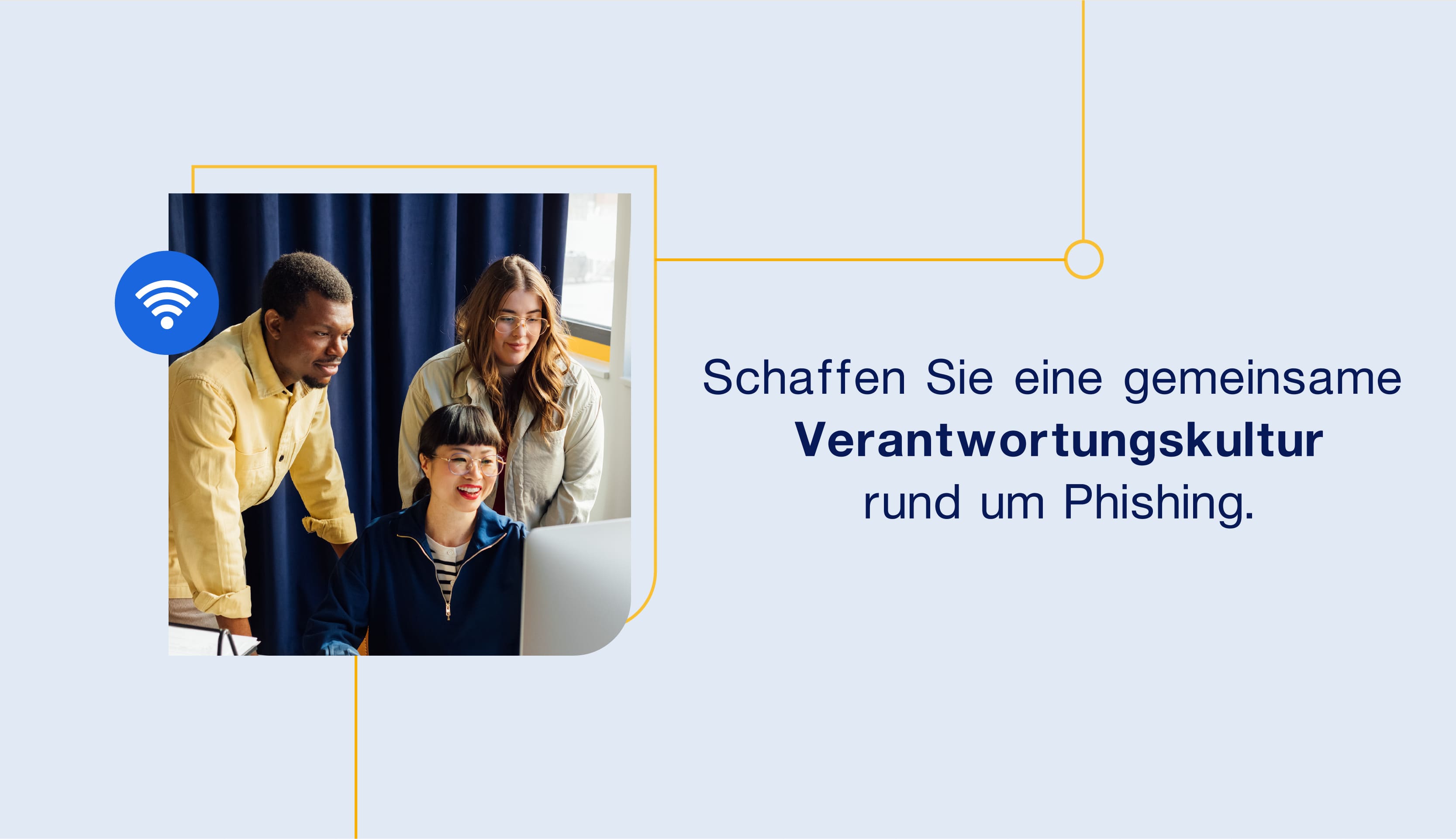  Mitarbeiter, die sich um einen Computer versammeln.