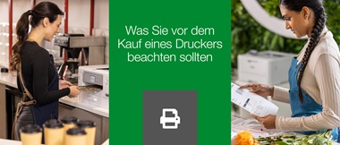 Eine Frau in einem Café auf der linken Seite und eine Frau auf der rechten Seite in einem Blumenladen 