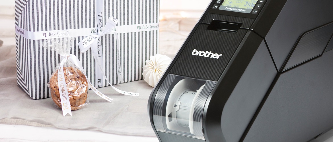 Brother TapeSeReator mit FertiggekbandRollen, auf Tisch Stehend