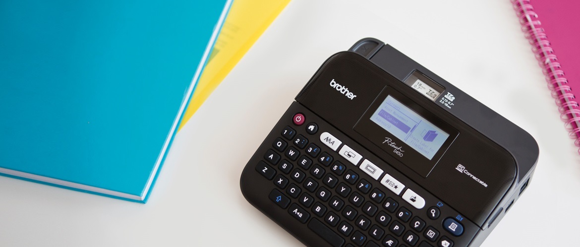 Brother P-touch D450 beschriftung, Schwarz, Auf Schreibtisch Stehend mit Unterlagen
