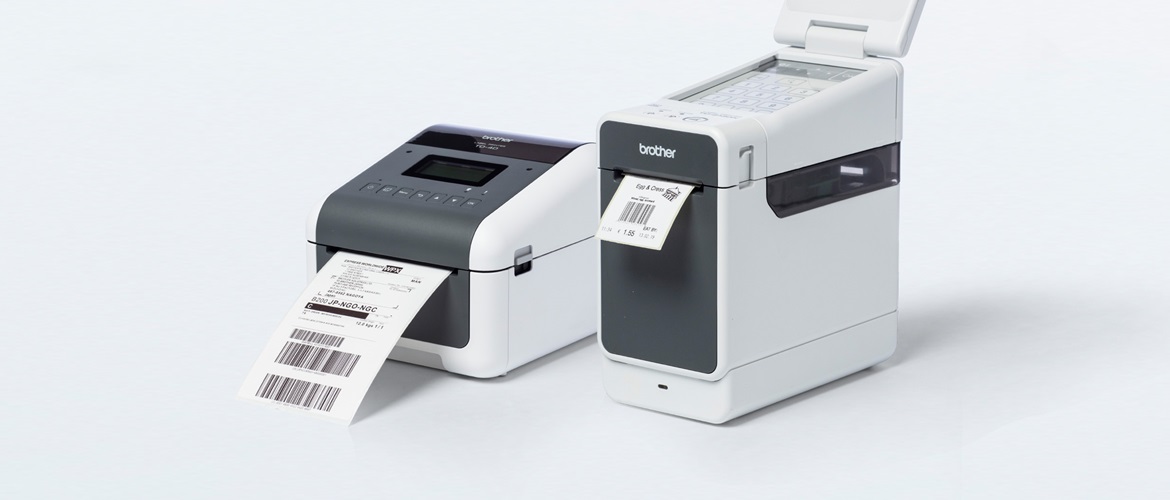 Brother EtikettendRucker der TD-2 und TD-4D Serie, Nebeneinander Stehend vor Hellem Integrund