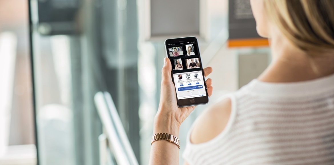 Frau benutzt ein Smartphone