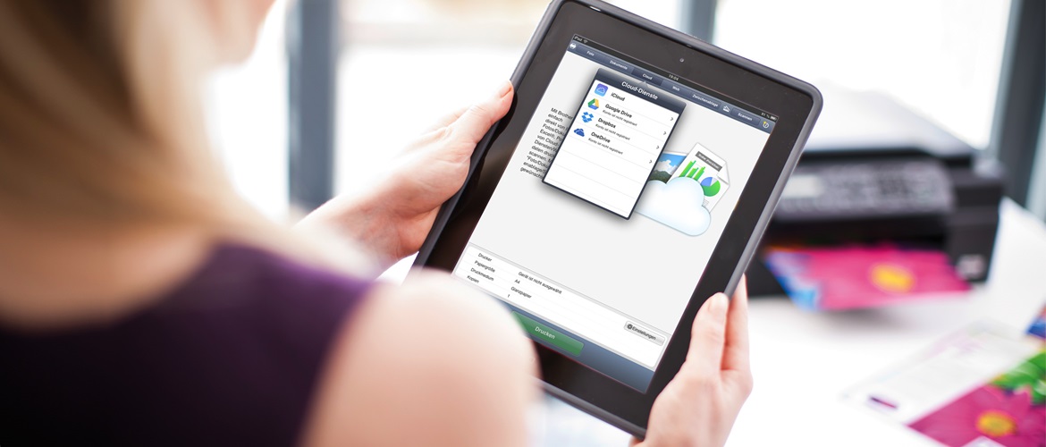 Frau Hält Tablet in der Hand und Bedient Die Brother IPrint & Scan App, Drucker im Hintergrund