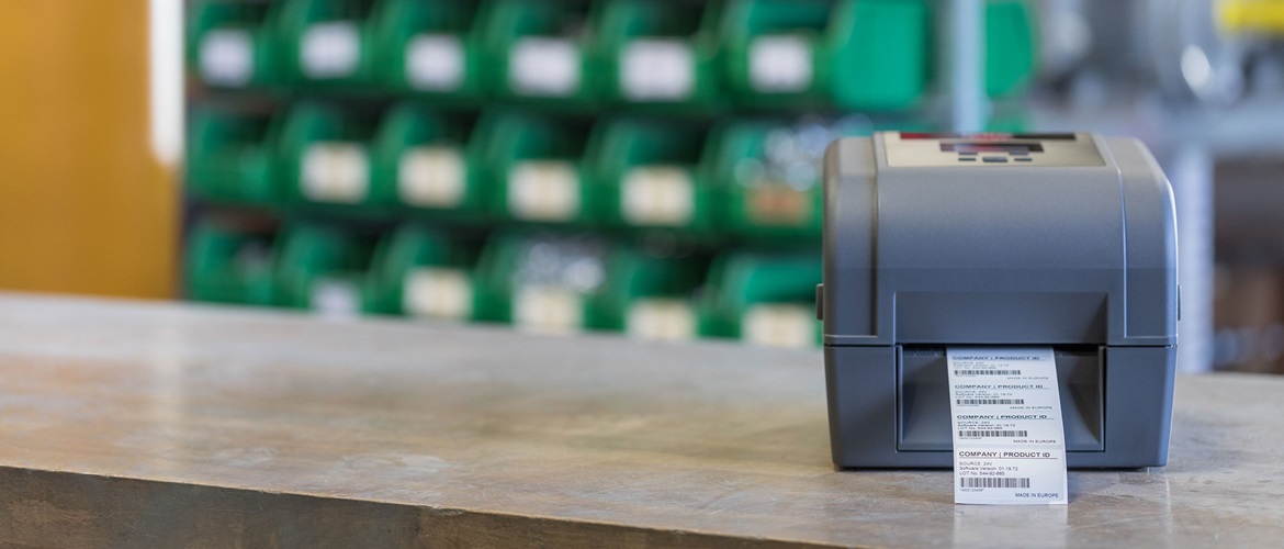 Thermodrucker von Brother steht im Lager, Regal im Hintergrund