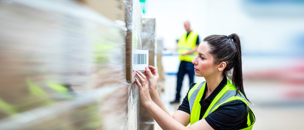 Frau in Warnweste Klebt Barcode-Label auf Verpackte Pakete