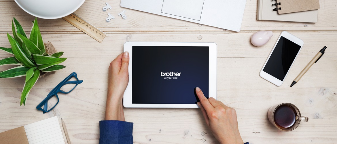 Person, ein schreibtisch sitenz, betentum laptop