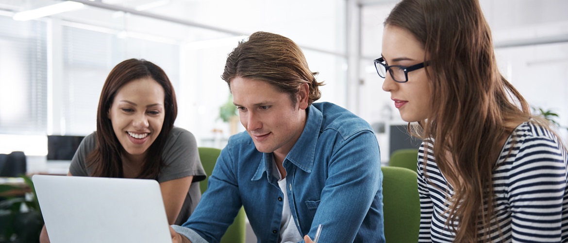 Gruppe Studenten im Ges.Gräch, in Laptop Schauend