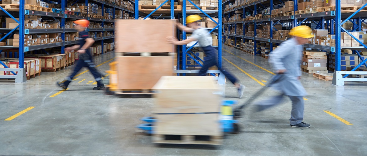 Mitarbeiterin in der Logistik Transportieren Pakete mit Hubwagen