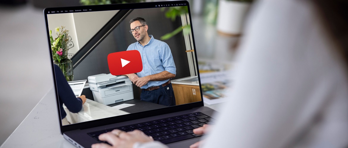 Das Bild zeigt eine Person an einem Laptop, die sich eine Video-Fallstudie ansieht.
