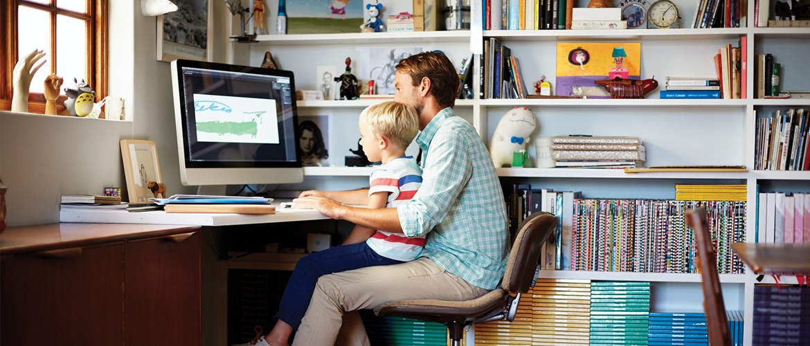 Vater und Sohn Sa-Schreibtisch arbeiten