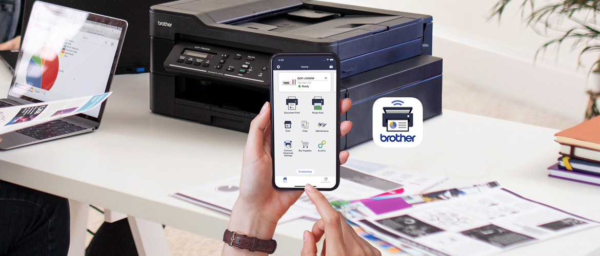 Mobiltelefon im Gebrauch, das die Mobile Connect App mit einem Brother-Drucker und dem Logo der Monile Connect App anzeigt