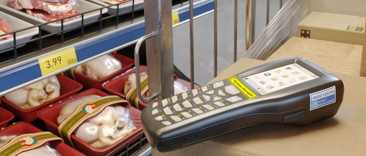 Langlebige Tze-Etiketten Ein Barcode-Scanner und Regkante