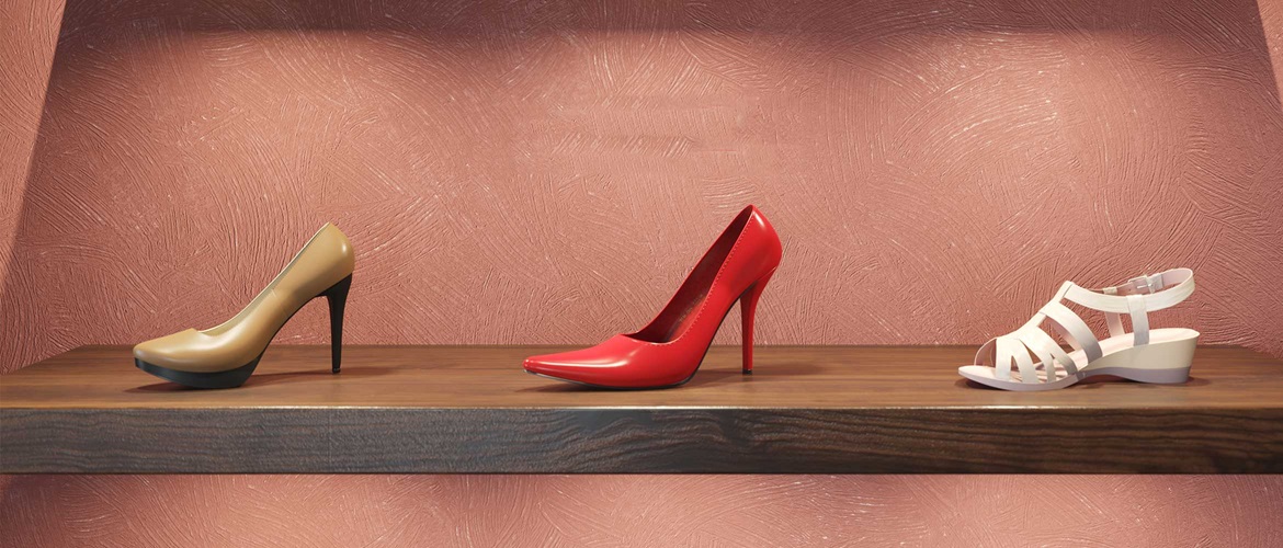 Braune Stilettos, Rote Stilettos und Weiße Sandalen auf Einem Regaldisplay