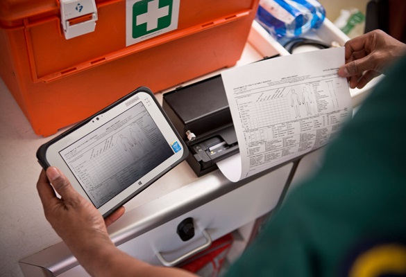 Notarzt nutzt im Dienst einen Drucker für unterwegs von Brother