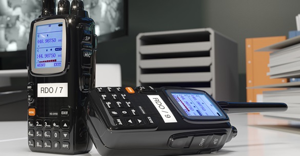 Zwei Radio Walkie-Talkies mit Identifikationsetiketten, hergestellt auf einem Brother P-Touch-Etikettendrucker