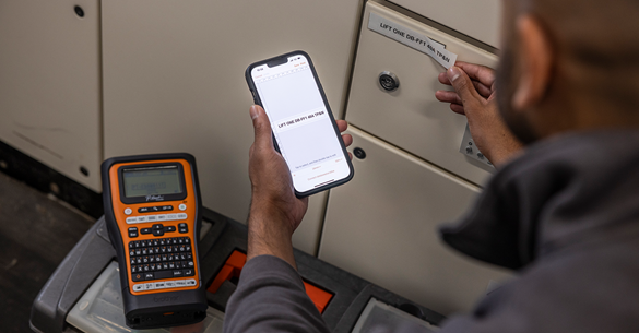 Brother Beschriftungsgerät wird mit einer App zum Kabel beschriften genutzt