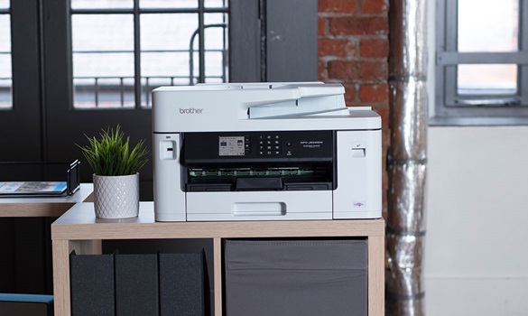 Multifunktionsdrucker von Brother steht auf einer Kommode