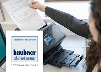 Büromitarbeitinin SCANNT dokument mit Brother Dokumente-Scanner