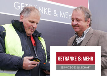 Mitarbeiterin im Ges.Gräch, Mobiles Brother-Drucker Haltend