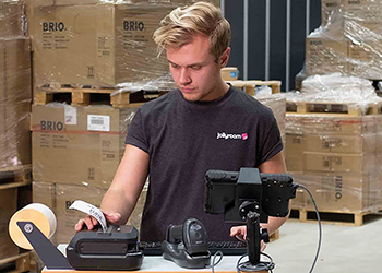 Lagerfachkraft drucken ein versandetikett ein einem mobilen drucker aud.