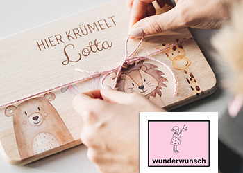 Individualisiertes Holzbrettchen wird für den Versand vorbereitet
