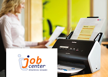 Brother Scanner auf Tisch Stehend, im Hintergrund Büromitarbeitin, dokumente Lesend