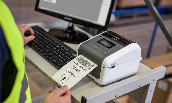Thermodrucker von Brother wird von einer Person im Lager genutzt