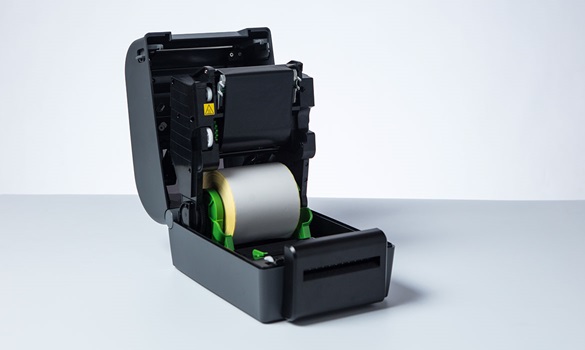 Geöffneter Thermodrucker von Brother zeigt das benötigte Verbrauchsmaterial