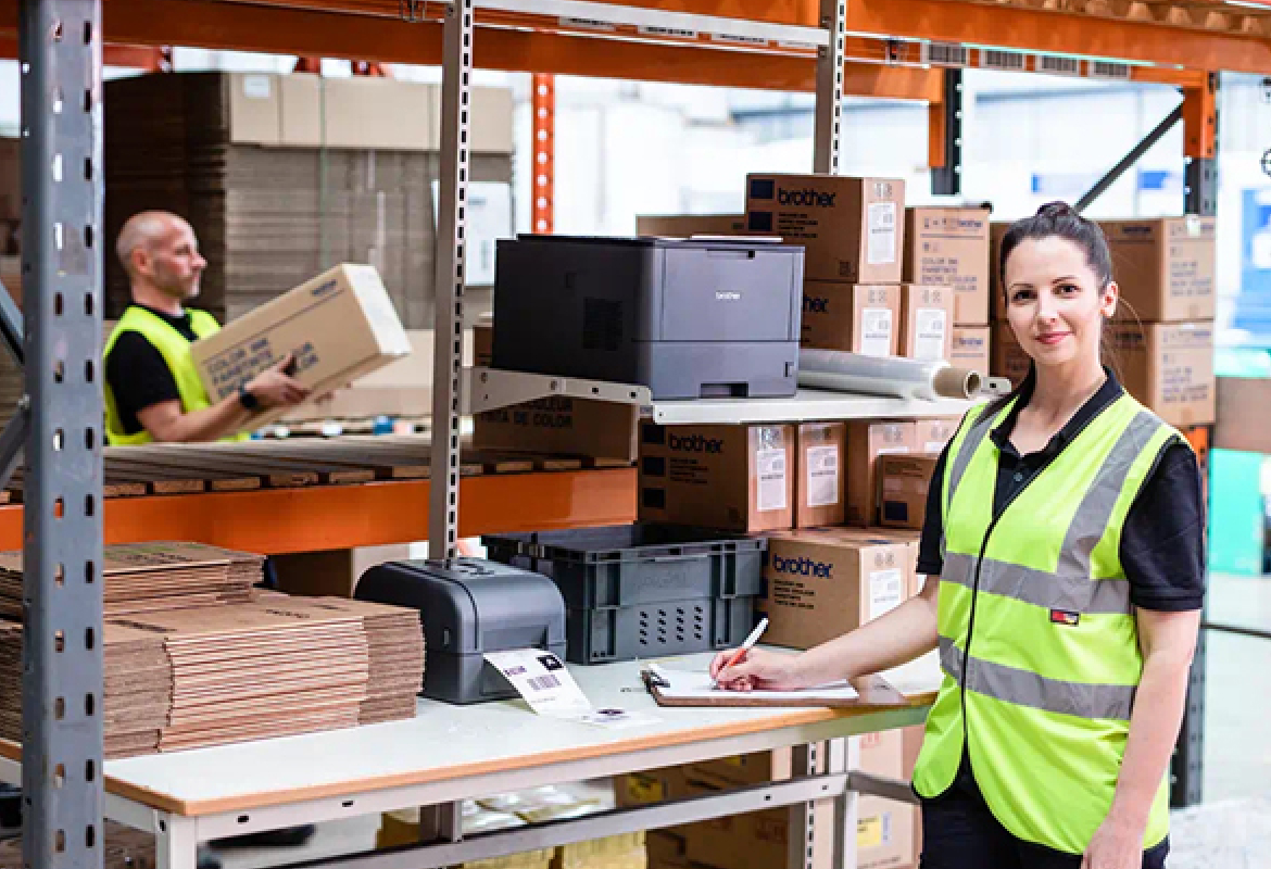 Packtischlösung mit Lagerarbeiterin