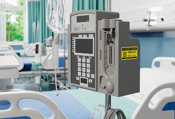 Gelbes Wartungssetikett an der Seite der IV-Infusionspumpe auf der Krankenhausstation Neben Dem BET