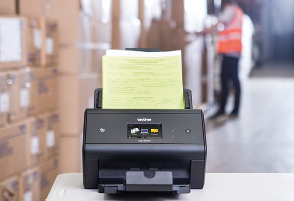 Brother ADS-3600W Desktop-Scanner auf Tisch Zur Archivierung von Versandscheinen in Einem Lager, Kisten, Mann in Schutzweste