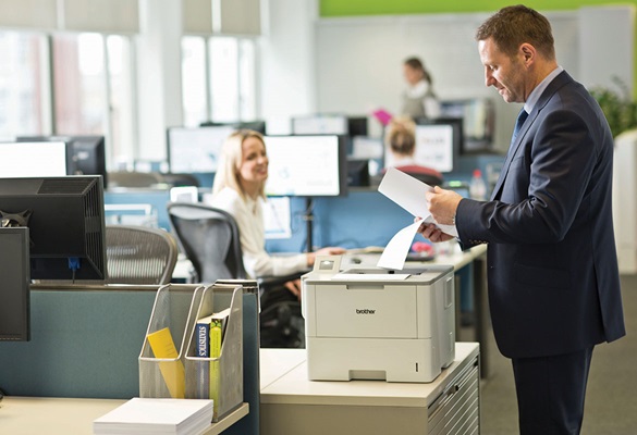 MANN IM ANZUG HEHT AM DRUCKER UND HÄLT Papier, Monitore, Frau, Büro, Tisch