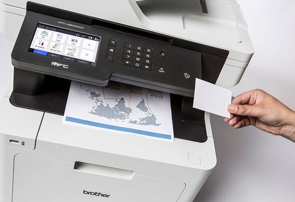 Brother MFC-L8900CDW Multifunktions-FARBLASERDRUCKER, PERSON MIT NFC-KARTE in der Hand für Sicheres drucken