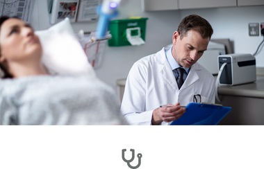 Arzt Schaut in Patientenennotizen Patienten auf Liegt Krankenhausbett