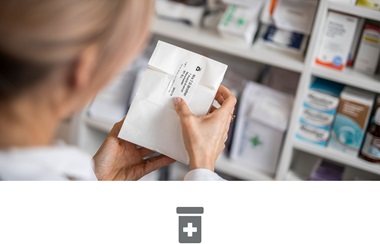 Apothekerin Etikettiert Medikamente in Apotheke