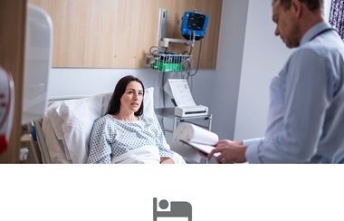 Patientin Liegt im Klinikbett Arzt Schaut auf Patientennotizen