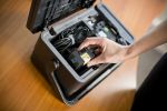 Brother PT-D800W wird in Tragekiste verstaut