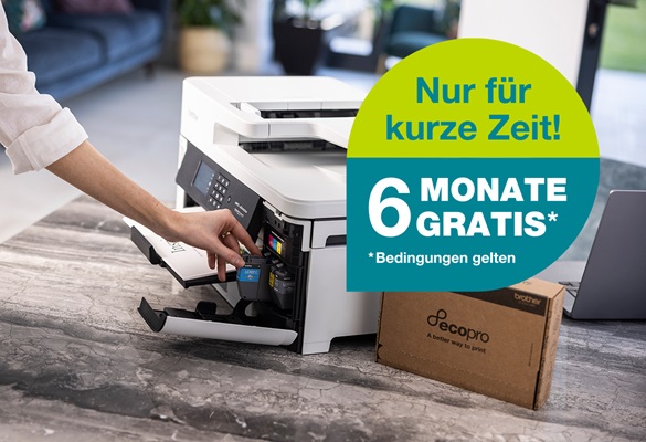 Frau, die eine Tintenpatrone in einen Drucker auf einem Tisch mit einer EcoPro-Box daneben einlegt