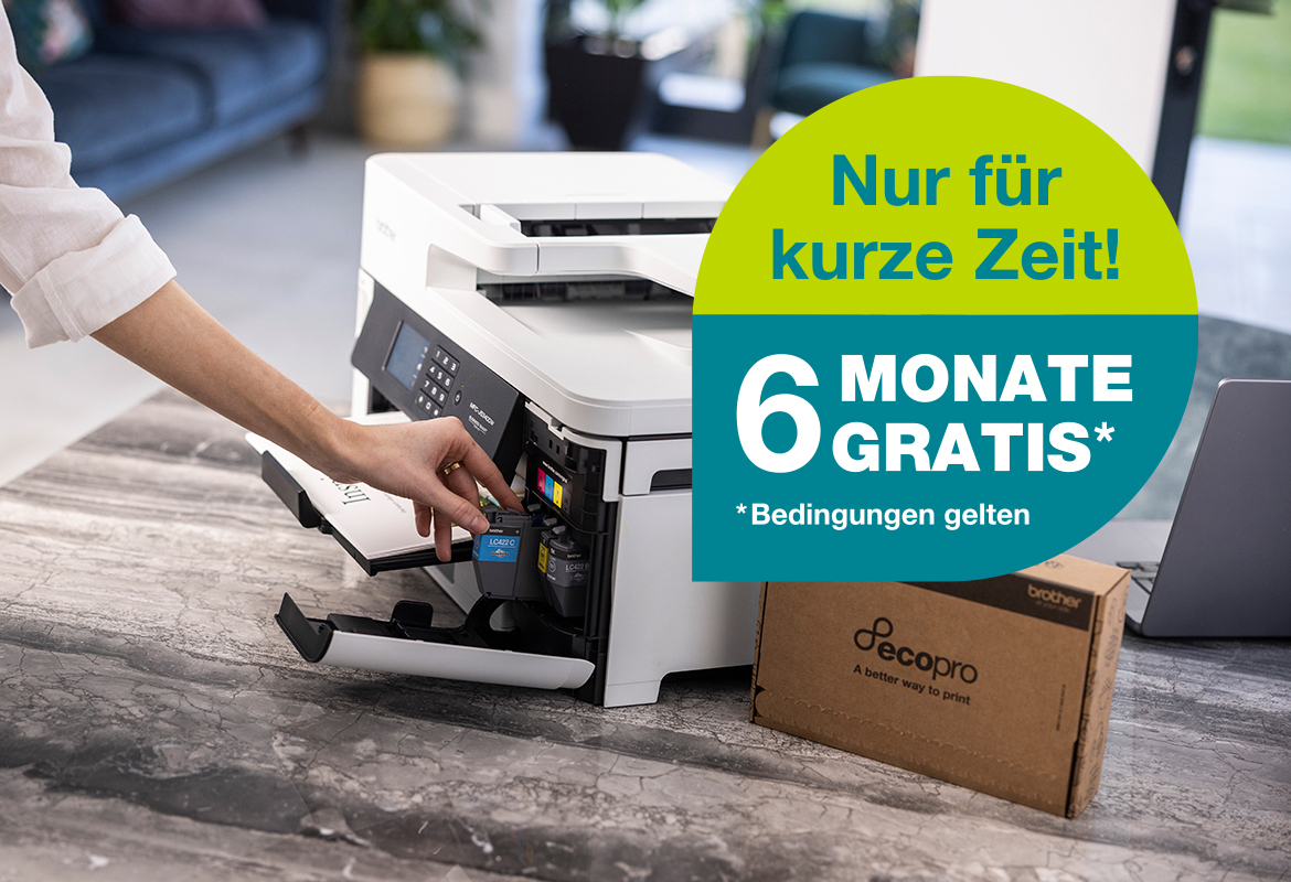 Frau, die eine Tintenpatrone in einen Drucker auf einem Tisch mit einer EcoPro-Box daneben einlegt