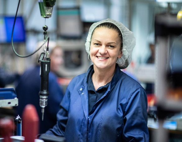 Eine Frau die in einer Fabrik arbeitet