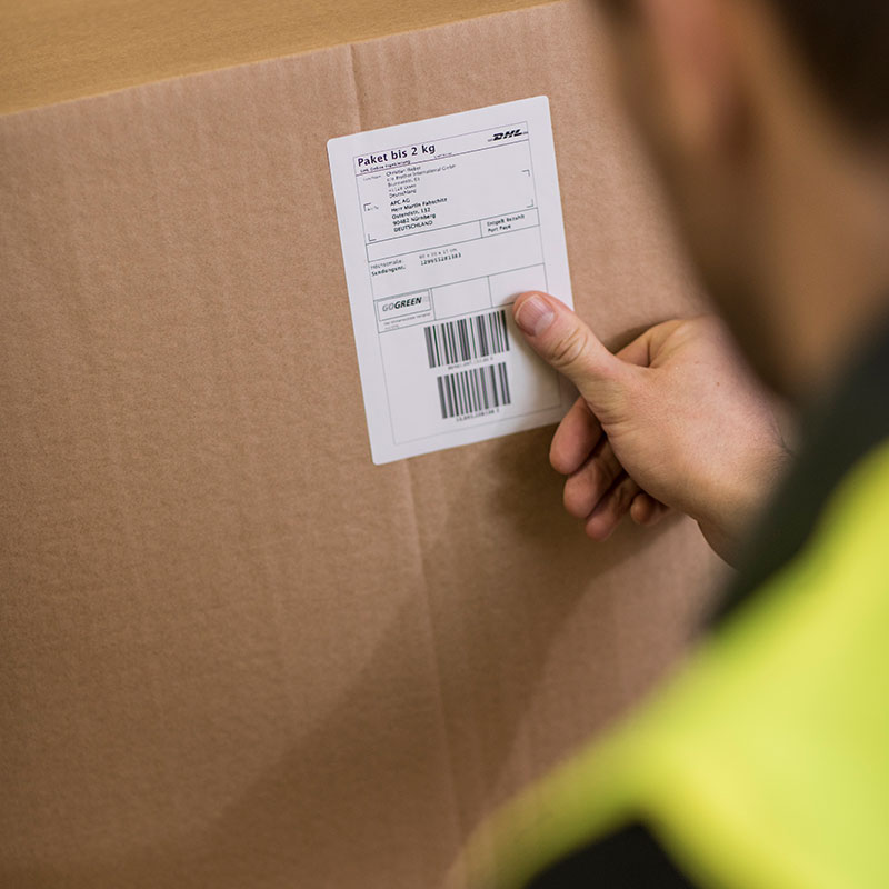 Versandetikett auf einem Paket, das die nötigen Informationen zum Paket beschriften enthält