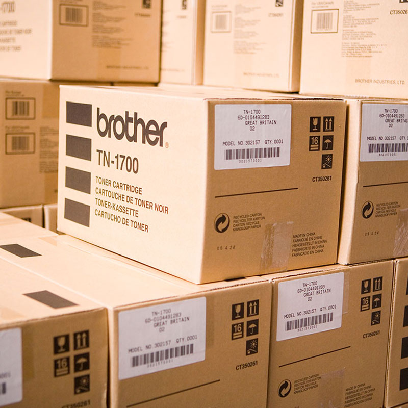 Ein Karton von Brother mit einem beschrifteten Versandetikett steht im Lager