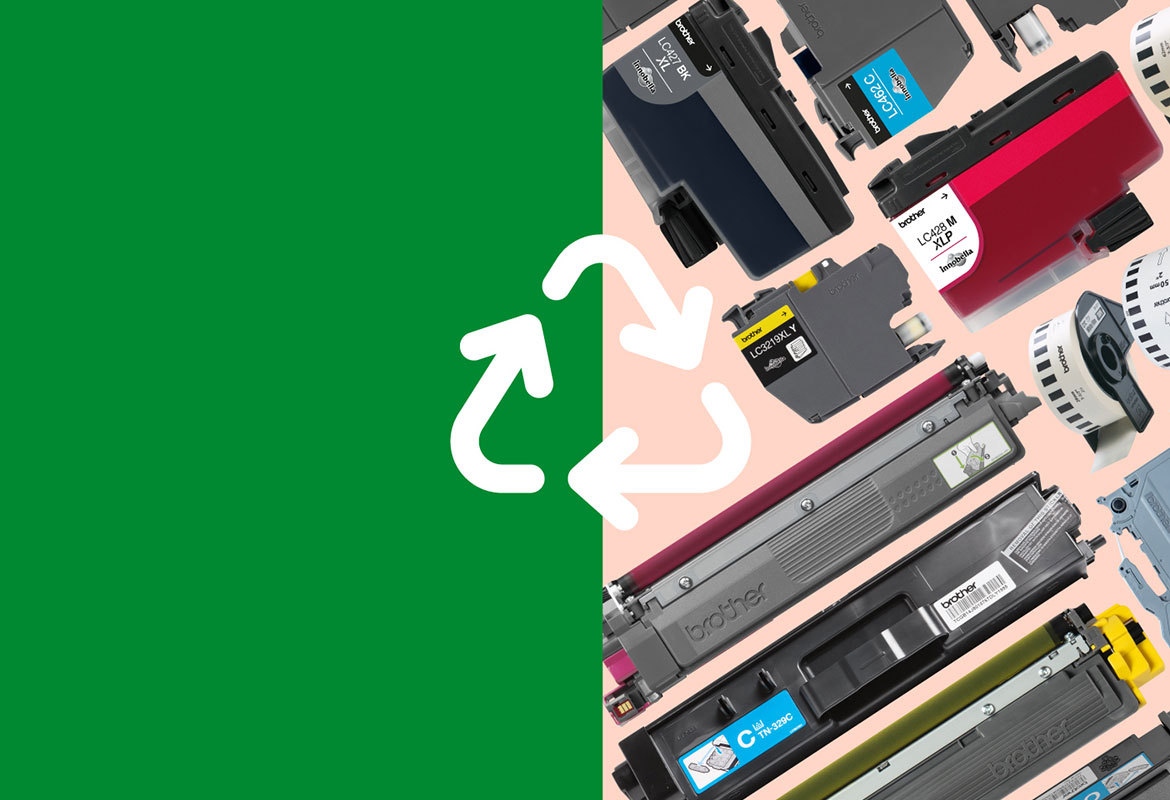 Recycling Symbol, verschiedene Verbrauchsmaterialien im Hintergrund
